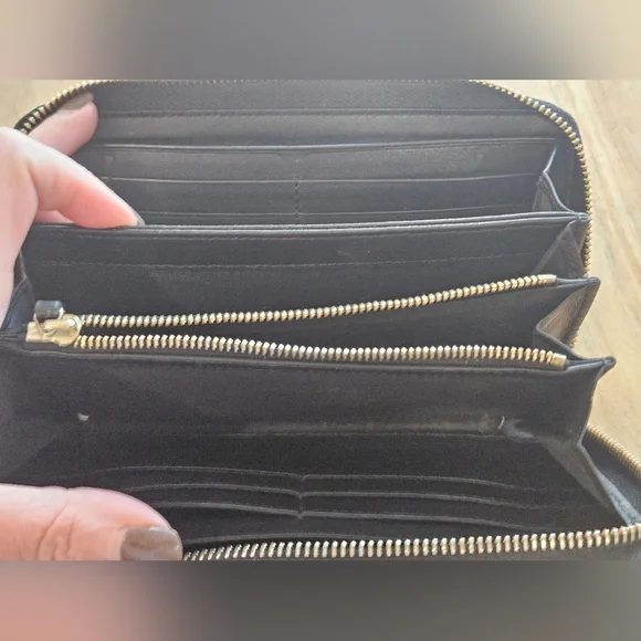 EUC GUCCI Guccissima Black Embossed Zip Wallet